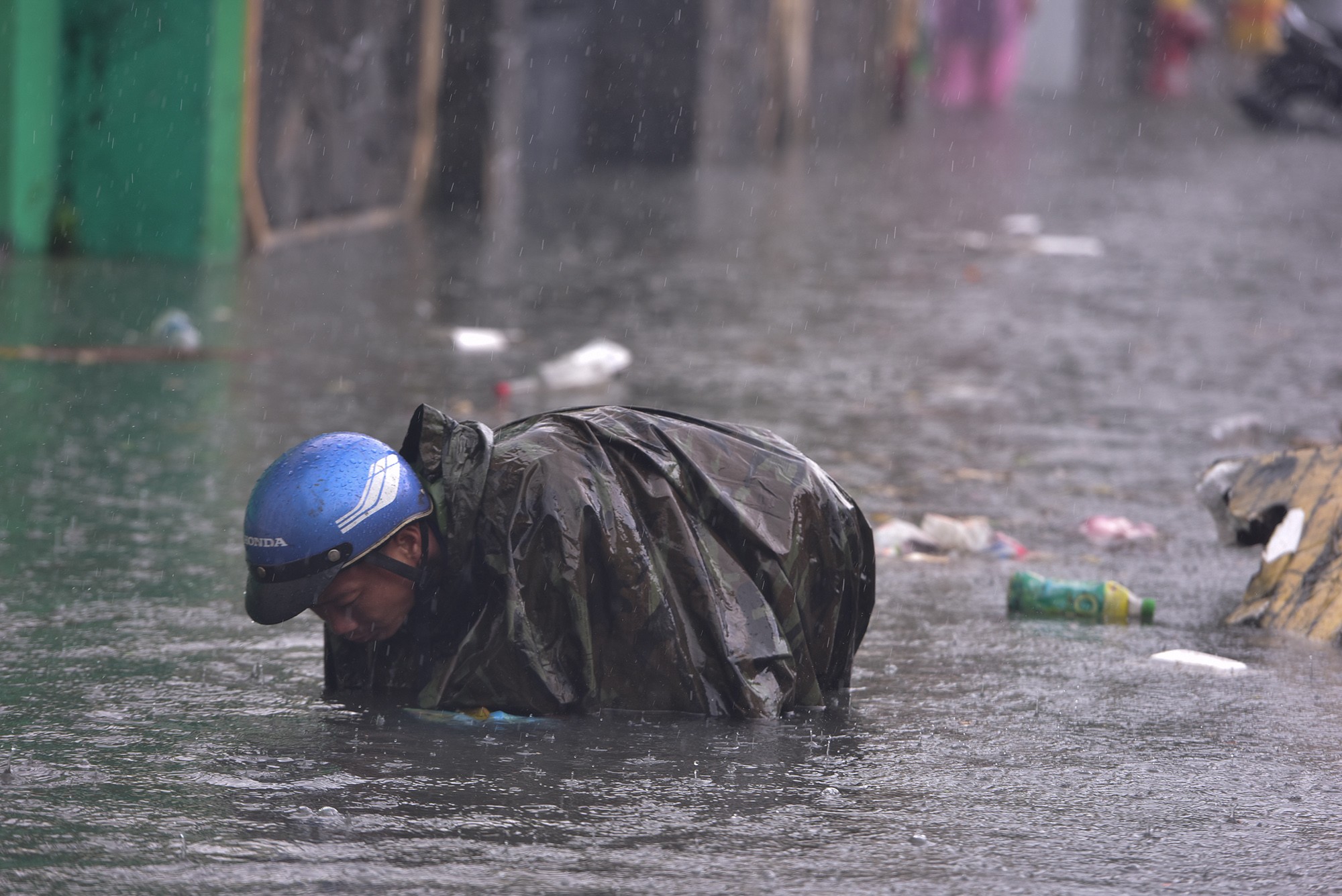 Đường ở TP.HCM ngập sâu trong mưa lớn, nhiều người ngã nhào - 17