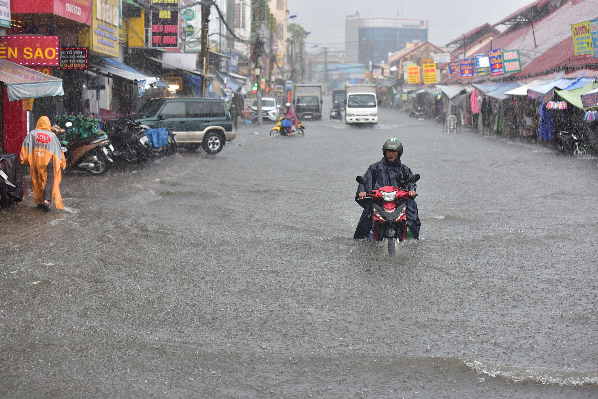 Đường ở TP.HCM ngập sâu trong mưa lớn, nhiều người ngã nhào - 19