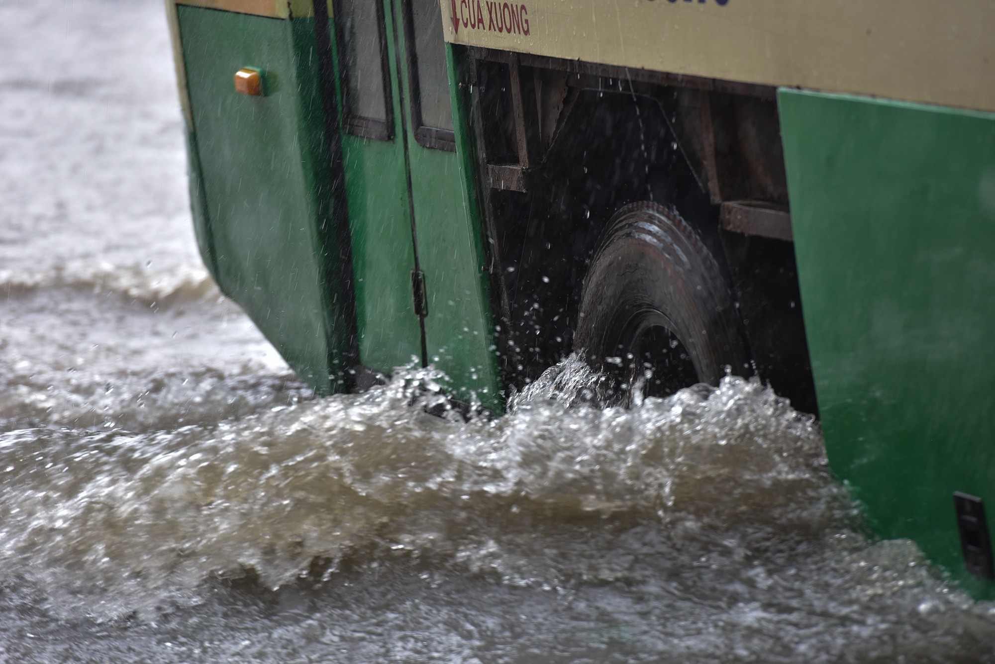 Đường ở TP.HCM ngập sâu trong mưa lớn, nhiều người ngã nhào - 2