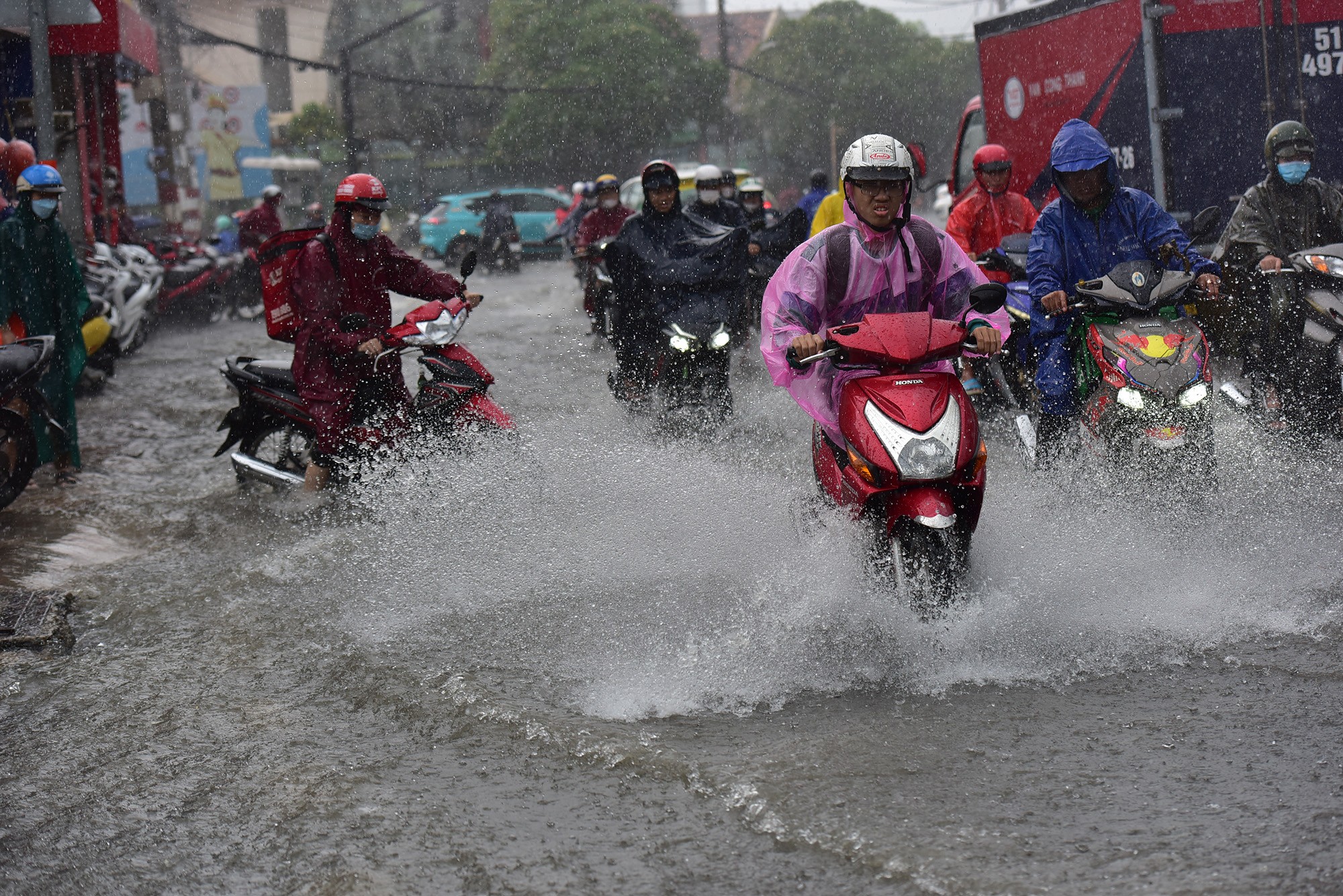 Đường ở TP.HCM ngập sâu trong mưa lớn, nhiều người ngã nhào - 3