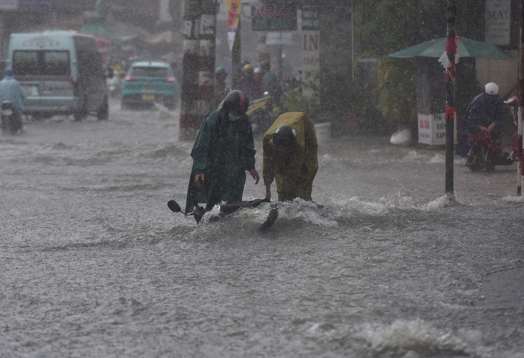 Đường ở TP.HCM ngập sâu trong mưa lớn, nhiều người ngã nhào - 4