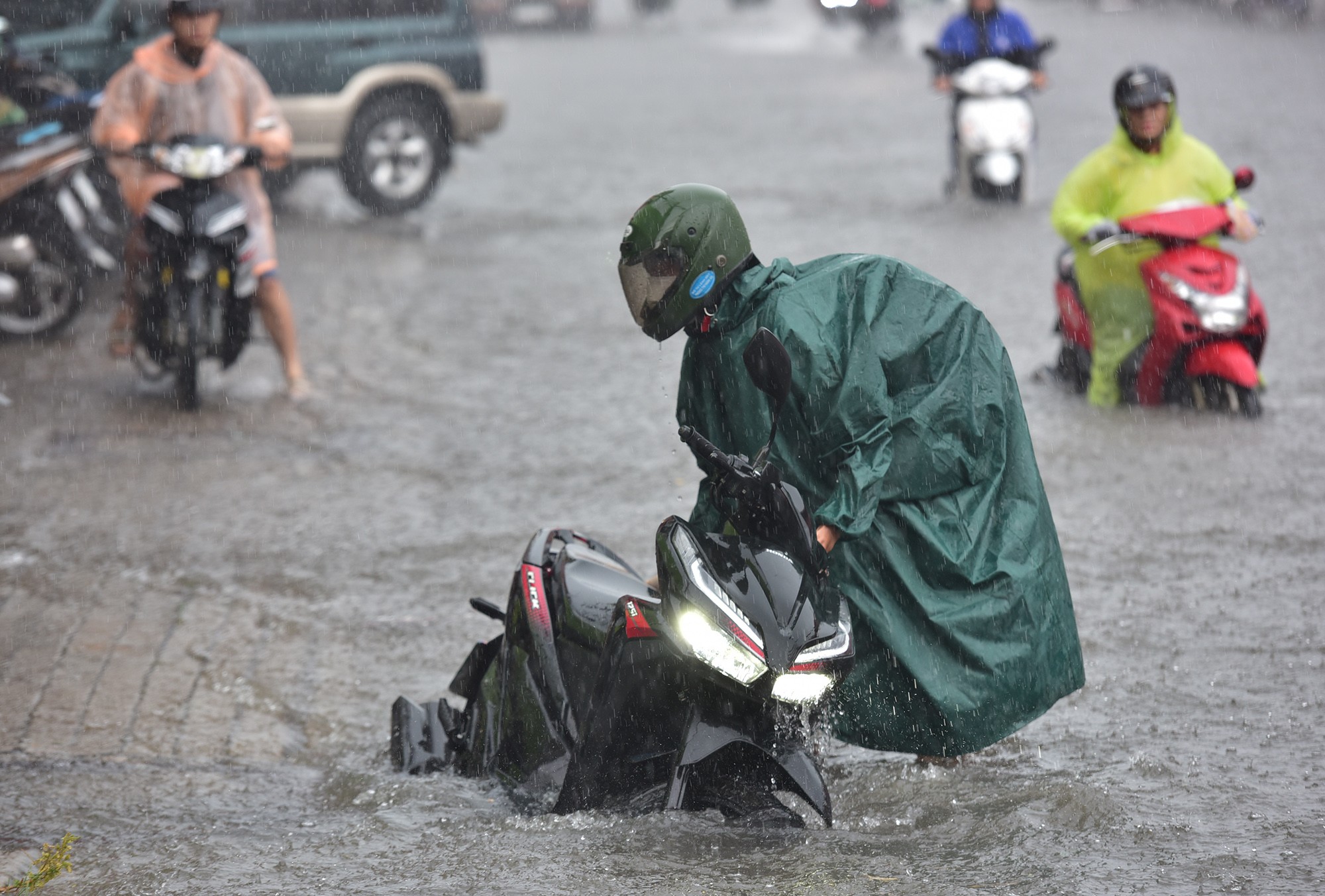 Đường ở TP.HCM ngập sâu trong mưa lớn, nhiều người ngã nhào - 5