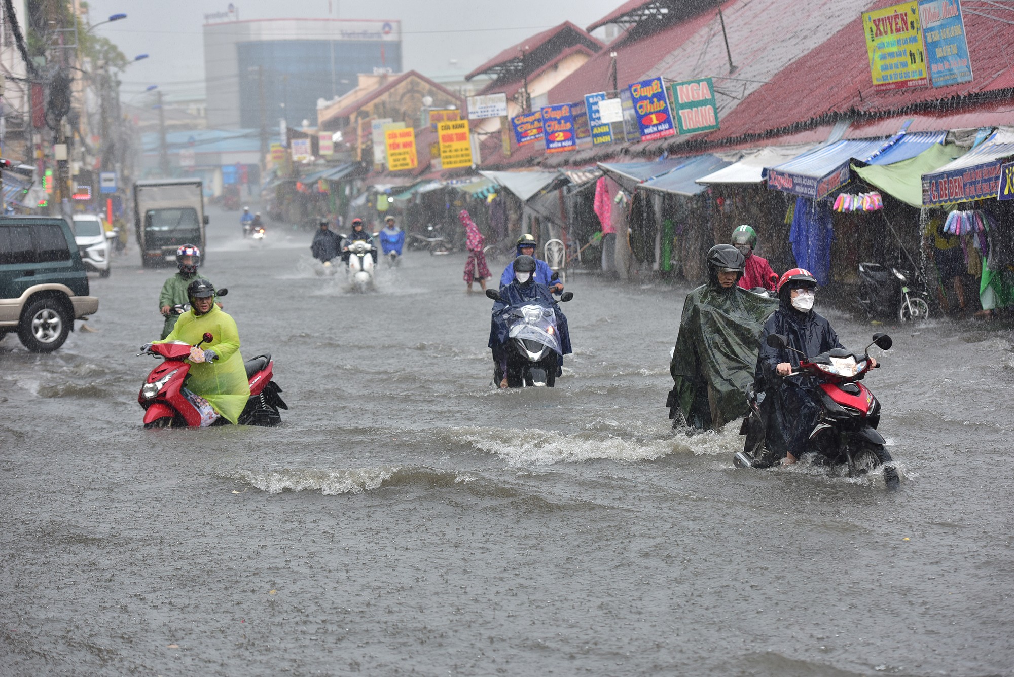 Đường ở TP.HCM ngập sâu trong mưa lớn, nhiều người ngã nhào - 6