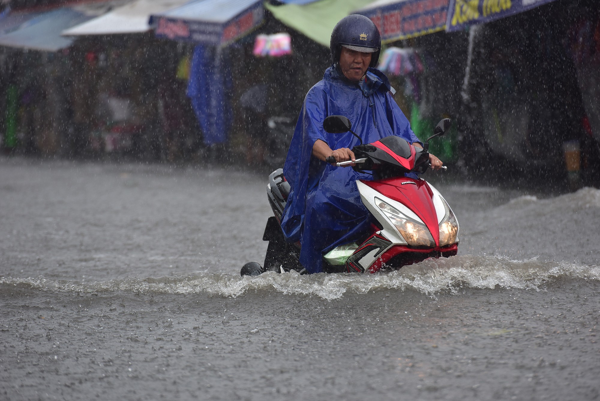 Đường ở TP.HCM ngập sâu trong mưa lớn, nhiều người ngã nhào - 7
