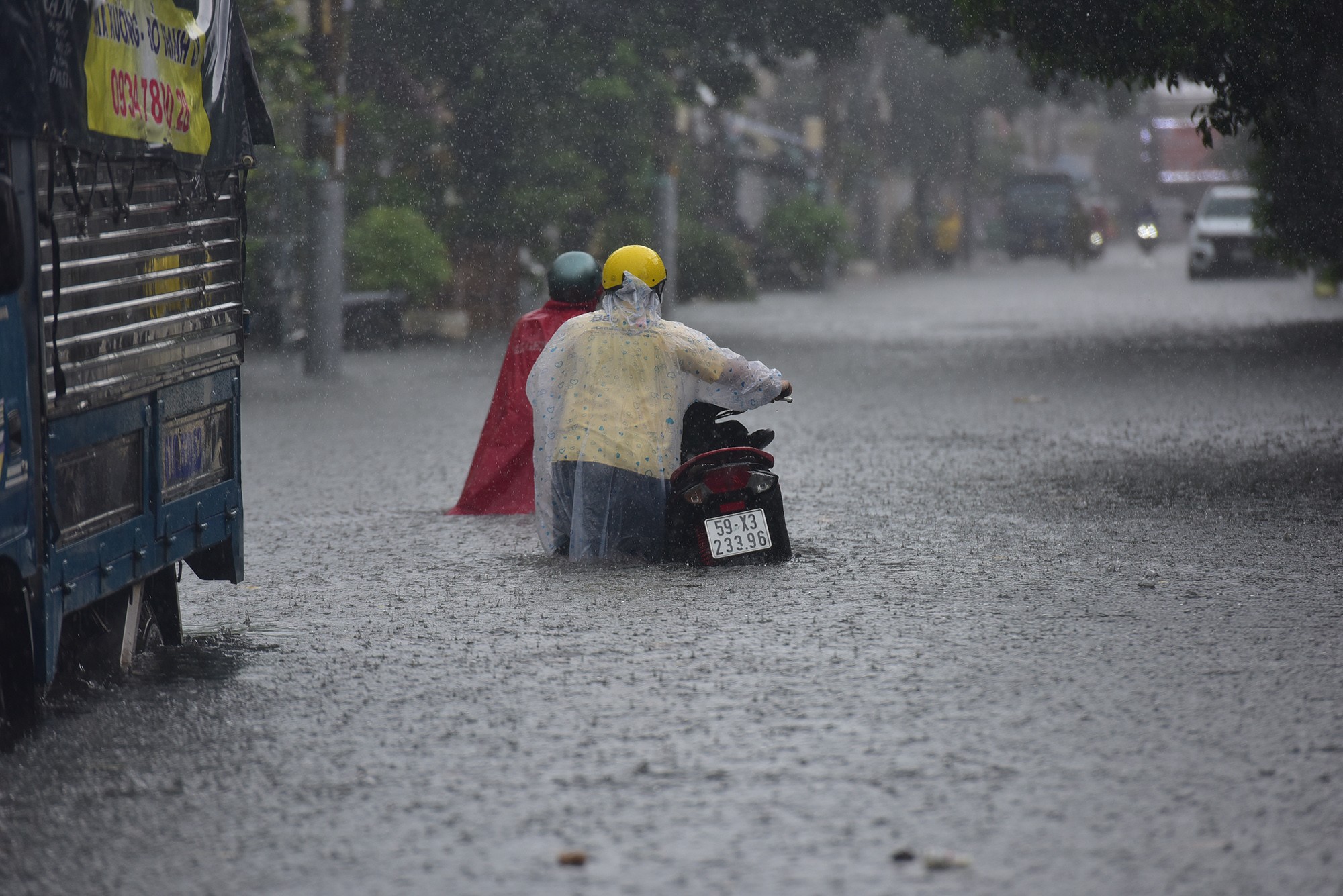 Đường ở TP.HCM ngập sâu trong mưa lớn, nhiều người ngã nhào - 8