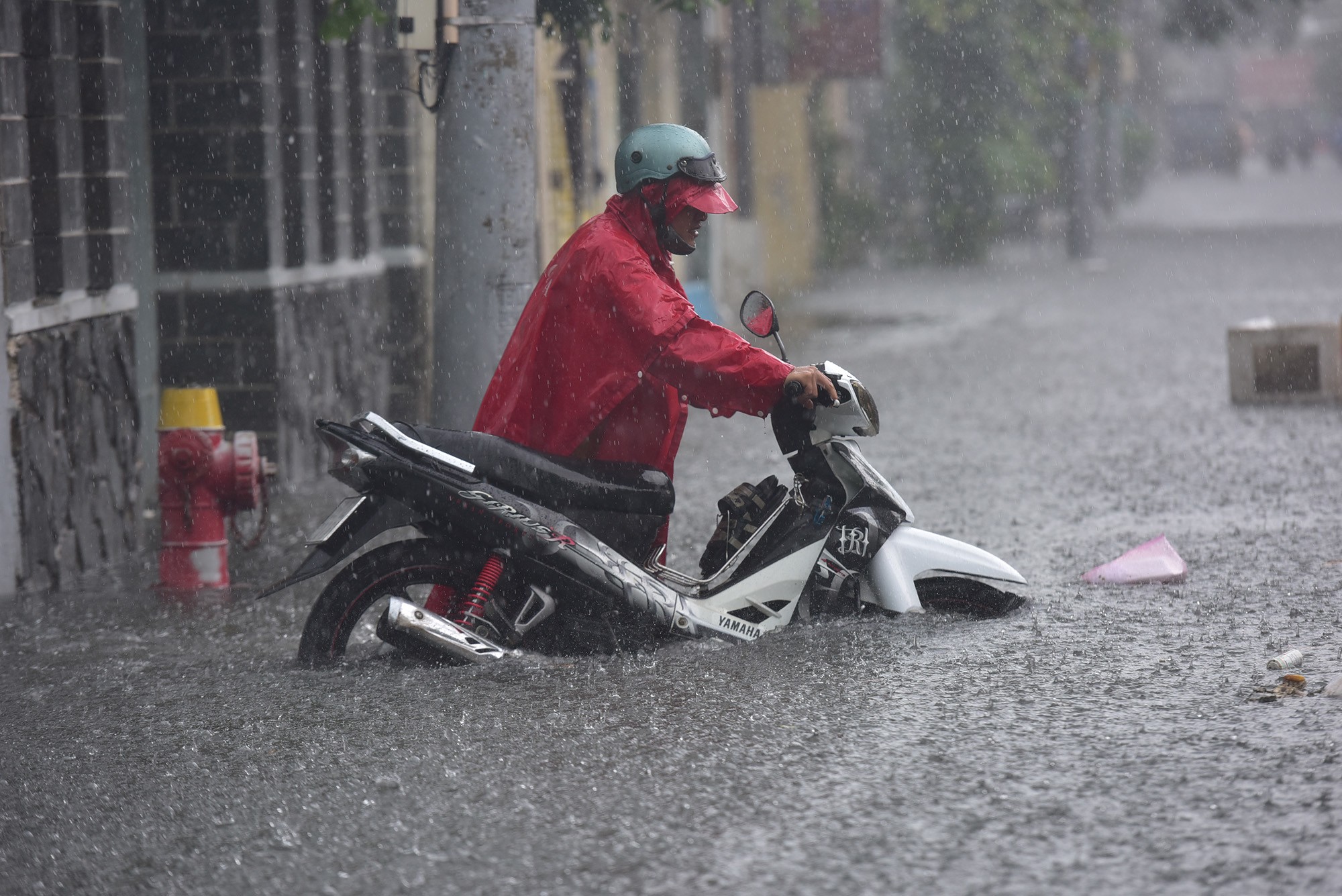 Đường ở TP.HCM ngập sâu trong mưa lớn, nhiều người ngã nhào - 9