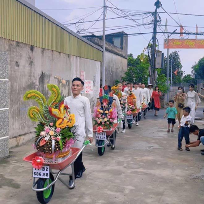 Chú rể Thái Bình mang 7 xe rùa chở tráp cưới đến nhà cô dâu - 2