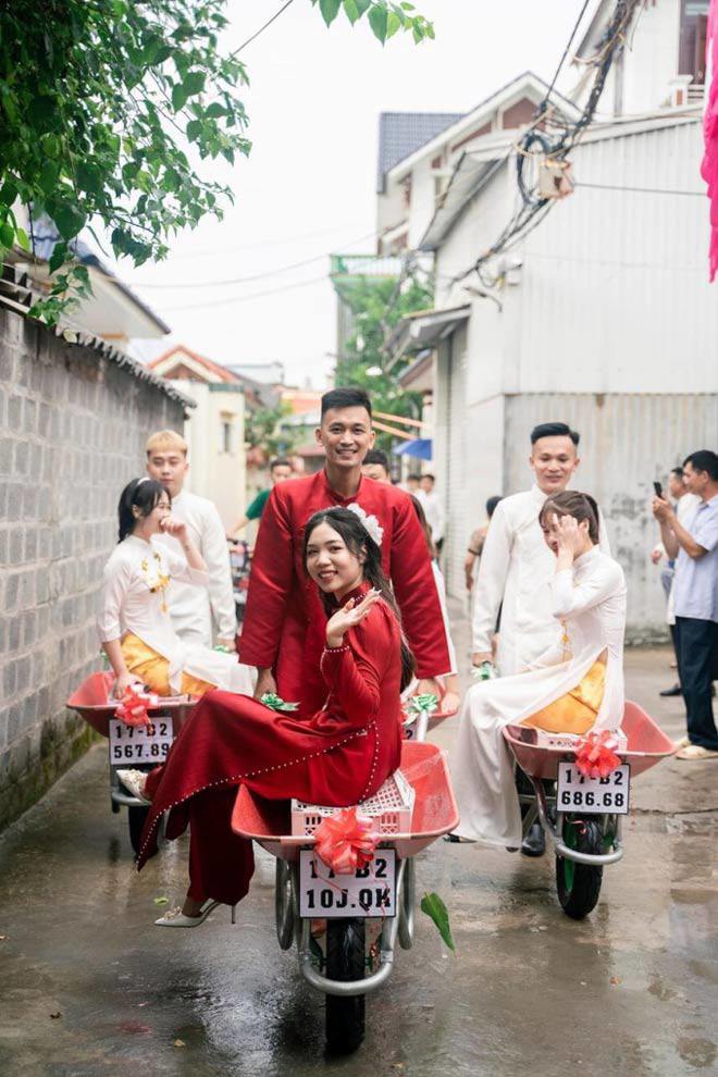 Chú rể Thái Bình mang 7 xe rùa chở tráp cưới đến nhà cô dâu - 3