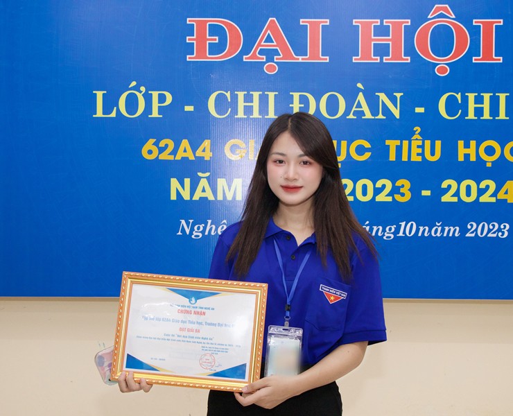 Nữ sinh viên Nghệ An đẹp trong veo gây 