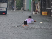 Tin tức trong ngày - Đường ở TP.HCM ngập sâu trong mưa lớn, nhiều người ngã nhào