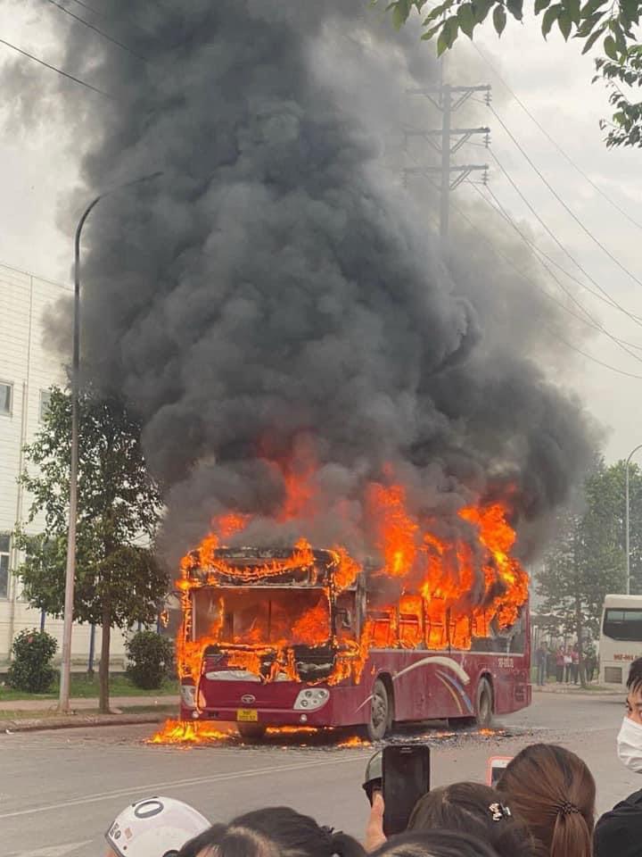 Ô tô 45 chỗ chở công nhân bất ngờ bốc cháy dữ dội - 1