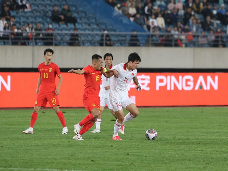 Video bóng đá Trung Quốc - Việt Nam: Thẻ đỏ vô duyên, lĩnh 2 đòn đau (Giao hữu) - 1