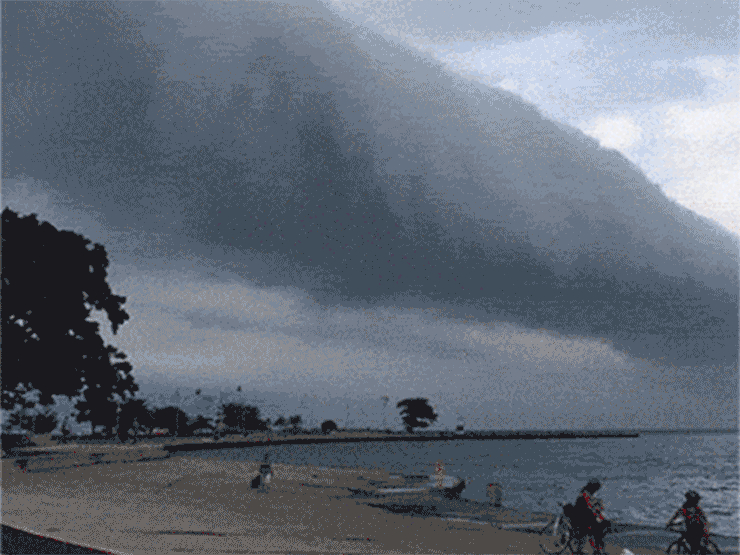 Hú hồn sóng thần tới... xách quần chạy không kịp