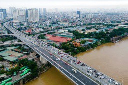 Hình ảnh giao thông ”giờ cao điểm” trước và sau cầu Vĩnh Tuy 2 thông xe