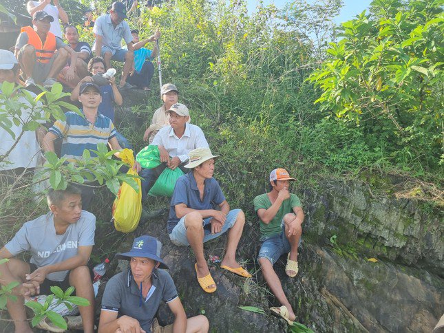 Trước thời điểm nhà máy đóng cửa xả tràn, hàng trăm người dân ở địa phương và nhiều nơi đã ngồi sẵn ở khu vực chân đập thủy điện để chuẩn bị bắt cá.