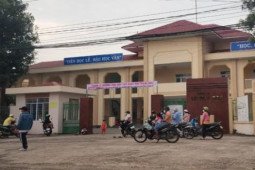 Học sinh tiểu học bị giáo viên đánh bầm tím mông vì nghịch, quên mang sách