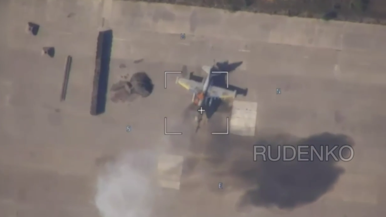 Video: UAV Lancet đâm thẳng vào chiến đấu cơ Su-25 của Ukraine ở sân bay quân sự - 1