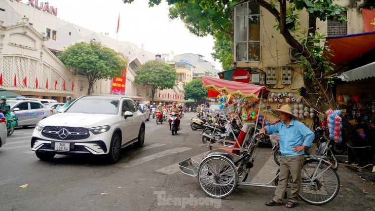 Nhiều hoạt động kinh doanh, dịch vụ tại khu phố cổ Hoàn Kiếm cũng có chút đình trệ bởi cả du khách và người lao động đều phải tránh rét bất ngờ.