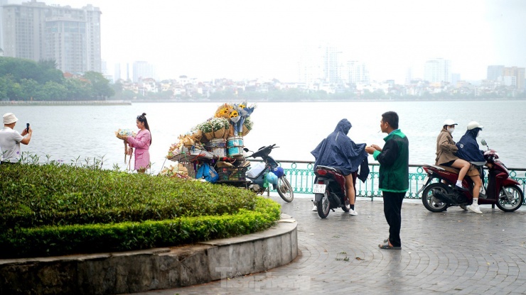 Tranh thủ khoảng thời gian tạnh ráo, một số bạn trẻ tới Hồ Tây chụp ảnh check-in cùng những xe hoa cuối Thu...