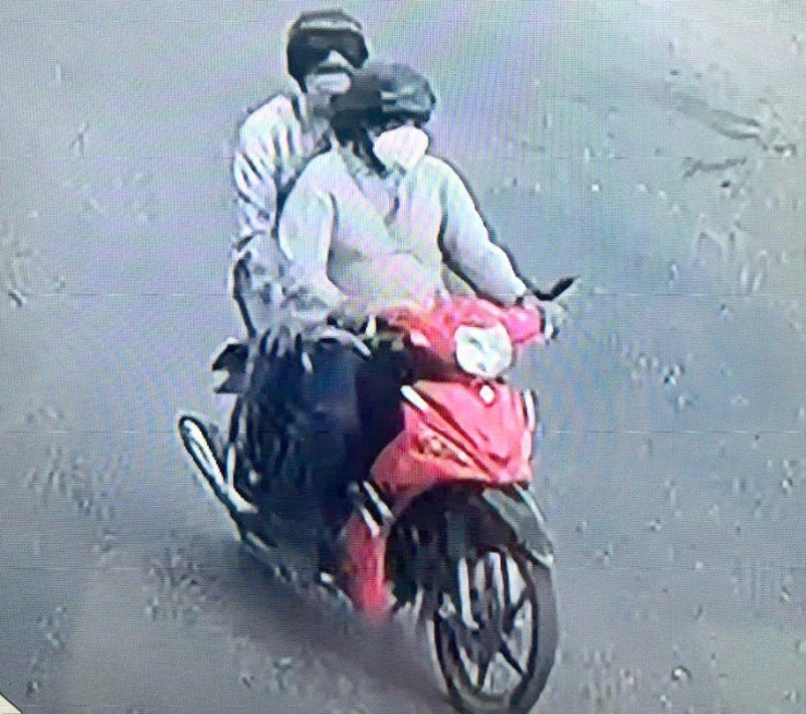 Công an tỉnh Khánh Hòa đang truy tìm hai nghi phạm cướp tiệm vàng. Ảnh: C.A