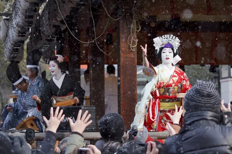 Lễ hội ném đậu Setsubun ở Kyoto, Nhật Bản: Đây là một trong những lễ hội kỳ lạ nhất ở Nhật Bản, Setsubun là lễ hội ném đậu để xua đuổi tà ma. Mọi người tập trung tại các ngôi chùa để nhặt đậu nành rang, được gọi theo ngôn ngữ địa phương là fuku mame (đậu may mắn). Ở những nơi công cộng như đền chùa, mọi người ném đậu để cầu may.&nbsp;
