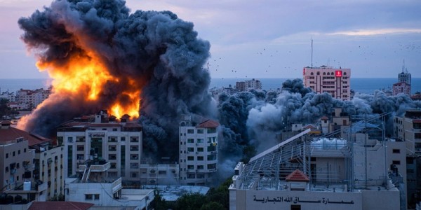 Tòa nhà ở Dải Gaza bị đánh sập bởi hỏa lực Israel. Ảnh: AP