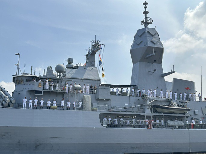 Tàu Hải quân Hoàng gia Úc HMAS TOOWOOMBA trở lại TP HCM - 3