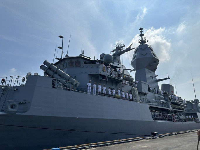 Tàu Hải quân Hoàng gia Úc HMAS TOOWOOMBA trở lại TP HCM - 1