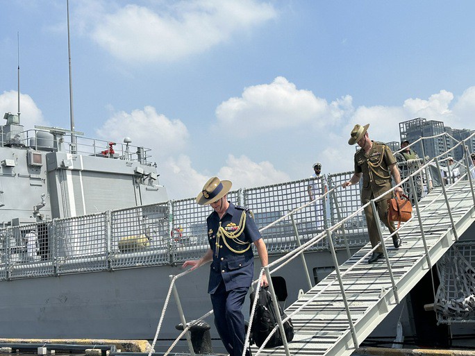 Tàu Hải quân Hoàng gia Úc HMAS TOOWOOMBA trở lại TP HCM - 13