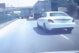 Clip: Bị xe container chèn ép, ô tô Mercedes leo dải phân cách