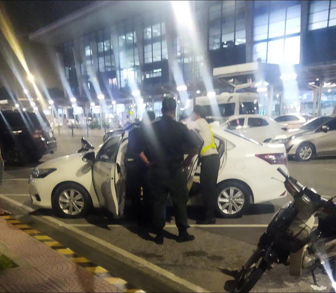 Thu tiền đỗ ôtô tại sân bay Nội Bài sau khi người lái đã đột tử - 1
