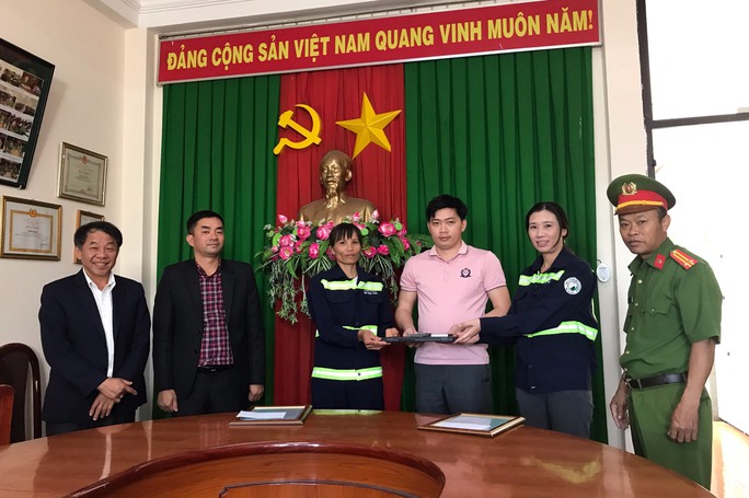 Nhặt được 4.700 USD, hai chị lao công ở Đà Lạt trả lại cho du khách - 1