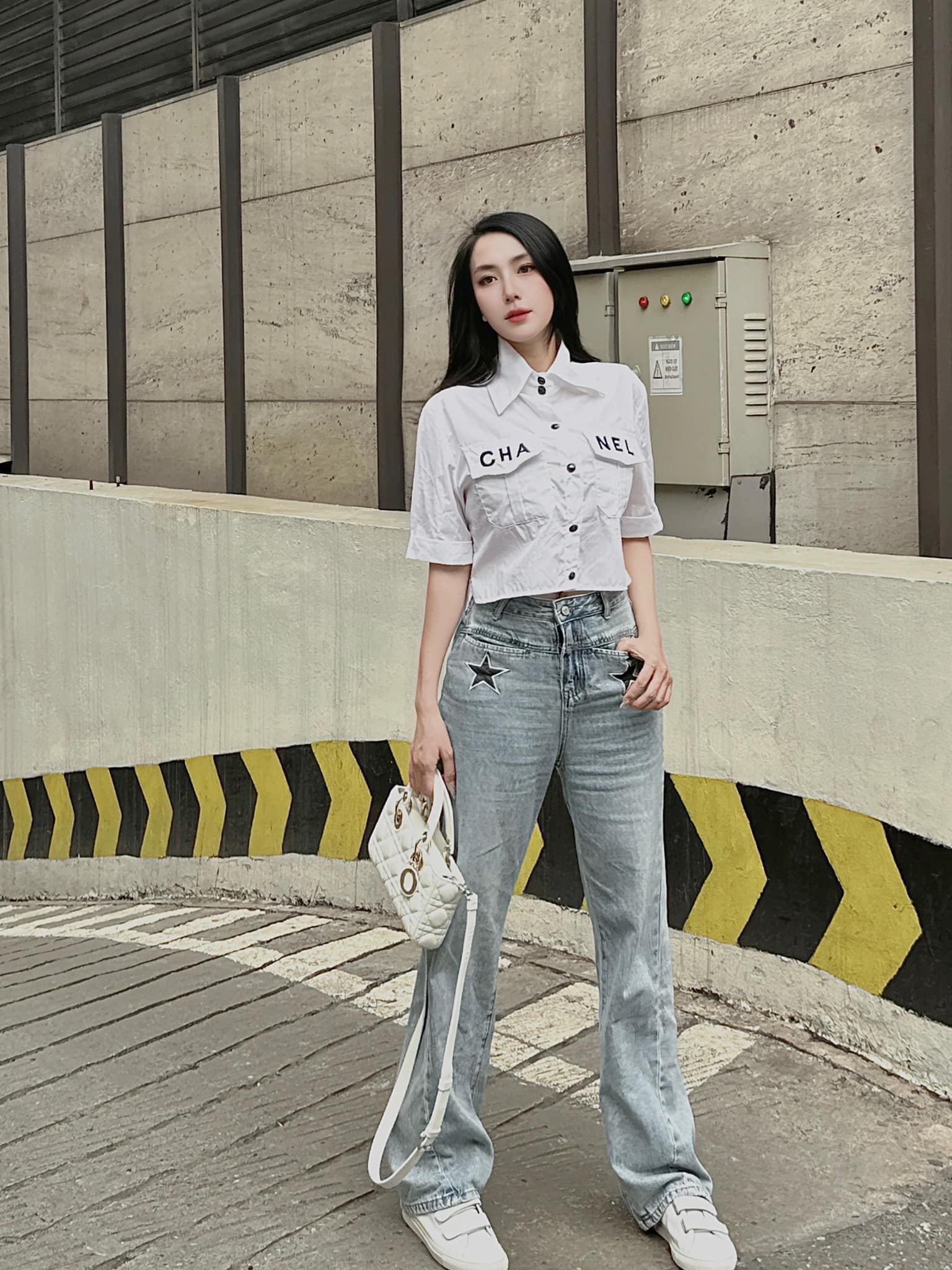 Cô&nbsp;được khen ngợi năng động, trẻ trung khi phối áo sơ mi cùng quần jeans. Cô nàng yêu thích các mẫu trang phục, phụ kiện hàng hiệu, có thiết kế đơn giản, dễ phối đồ.