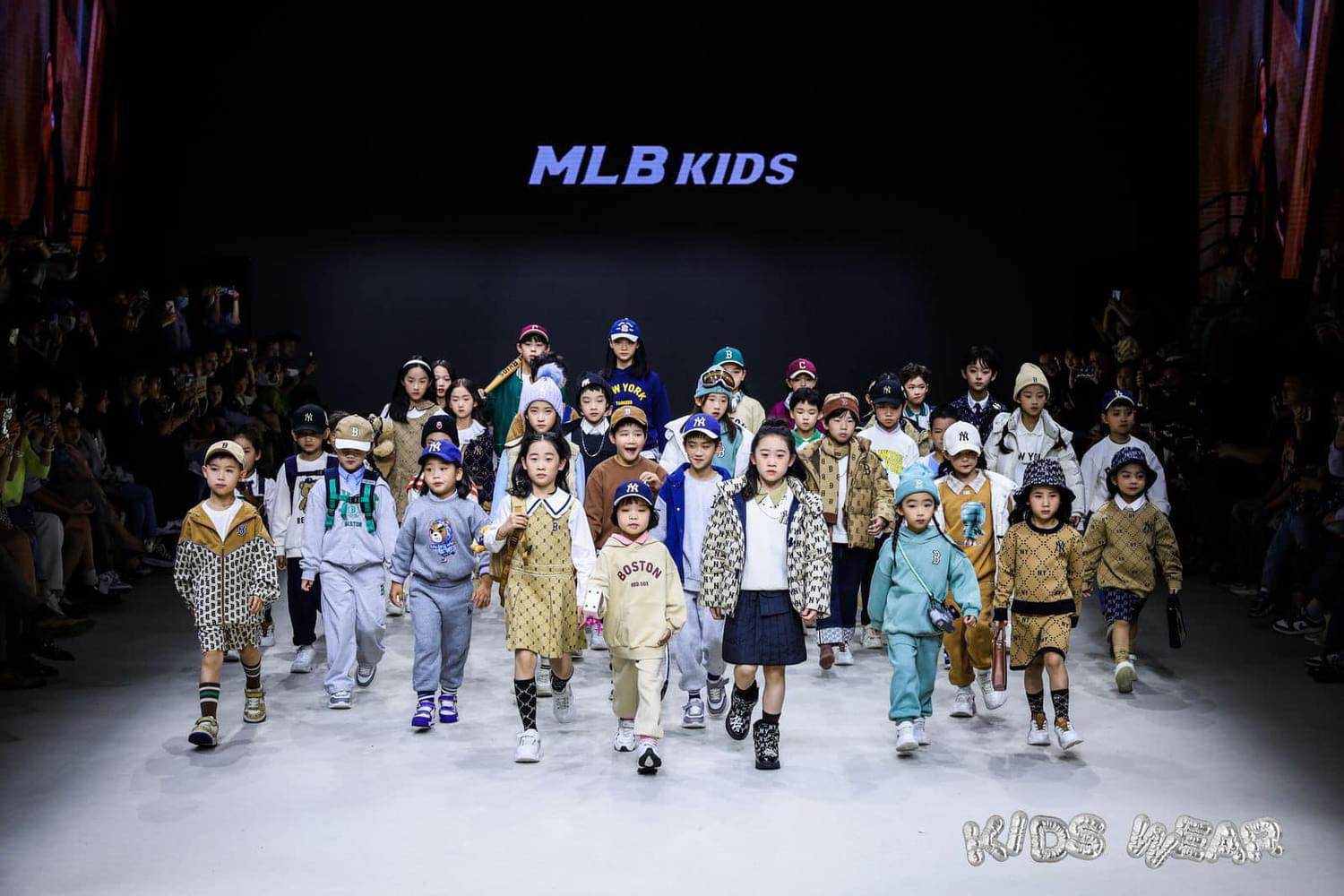 3 mẫu nhí Việt gây chú ý tại Shanghai Fashion Week KidsWear - 11
