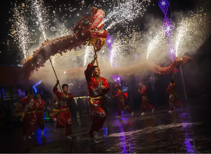 Tết Nguyên Đán, nhiều quốc gia châu Á: Tết Nguyên Đán có ở gần khắp châu Á với nhiều phong tục và văn hóa khác nhau. Người dân địa phương tổ chức tiệc tùng cùng gia đình và bạn bè.
