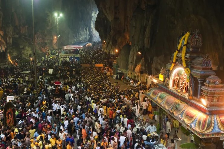 Thaipusam,&nbsp;lễ hội mùa đông lớn ở châu Á: Thaipusam được tổ chức bởi các cộng đồng người Tamil theo đạo Hindu từ Đông Nam Á đến California. Malaysia và Singapore là nơi tổ chức một số lễ kỷ niệm lớn nhất. Tại động Batu ngay ngoại ô Kuala Lumpur, Malaysia, hàng triệu khán giả tụ tập để tổ chức lễ kỷ niệm kéo dài một ngày, chứng kiến hàng chục tín đồ bước lên 272 bậc thang của hang động để thể hiện lòng sùng kính.
