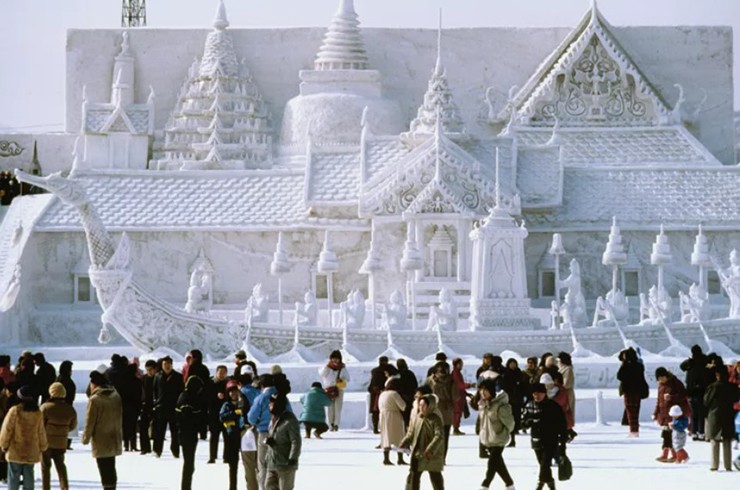 Lễ hội tuyết Sapporo: Đây&nbsp;là lễ hội mùa đông lớn nhất Nhật Bản diễn ra tại Hokkaido vào đầu tháng 2. Lễ hội bao gồm 2 địa điểm chính ở Sapporo. Địa điểm trung tâm của công viên Odori có khoảng 100 tác phẩm điêu khắc bằng băng đủ kích cỡ, được thắp sáng rực rỡ sau khi trời tối. Địa điểm ở quận Susukino có các tác phẩm điêu khắc bằng băng quy mô nhỏ hơn.
