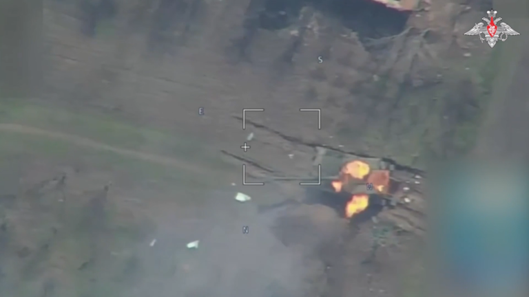 Video: Pháo tự hành Anh sản xuất bốc cháy dữ dội sau khi bị UAV Lancet tập kích ở Ukraine - 1