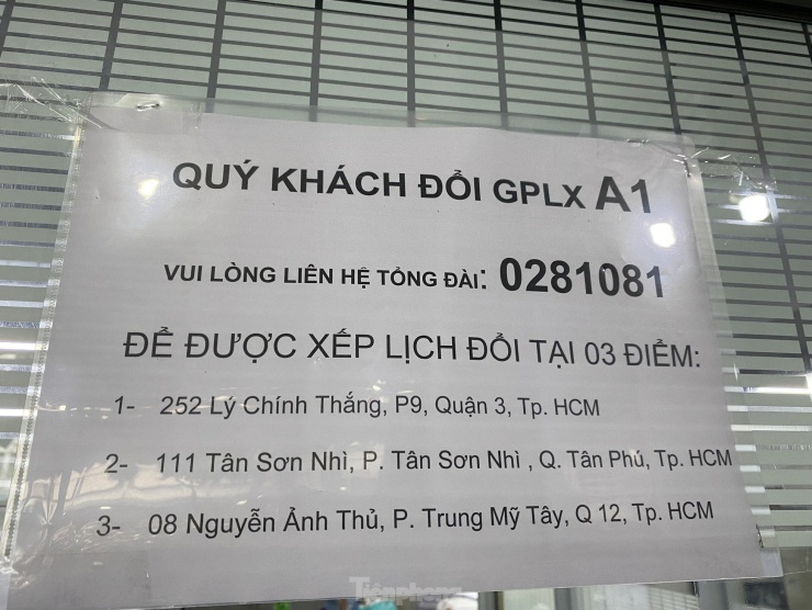 Người dân 'mướt mồ hôi' đi đổi giấy phép lái xe ở TPHCM - 8