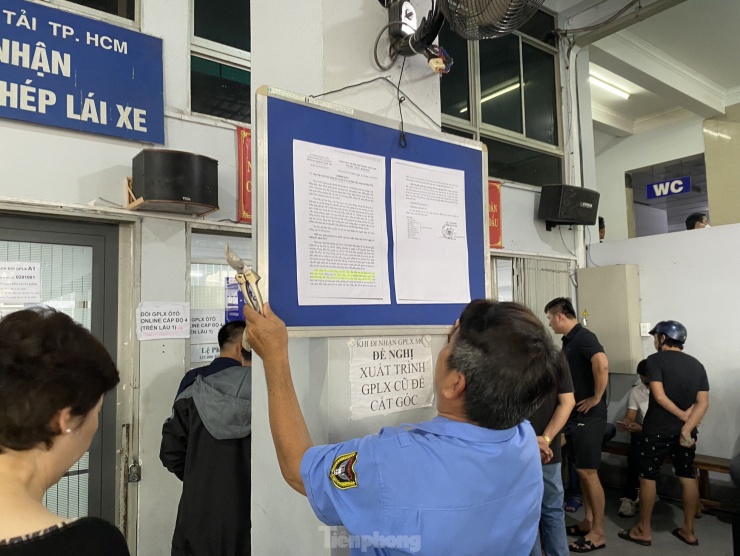 Người dân 'mướt mồ hôi' đi đổi giấy phép lái xe ở TPHCM - 11