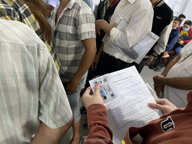 Người dân 'mướt mồ hôi' đi đổi giấy phép lái xe ở TPHCM - 14