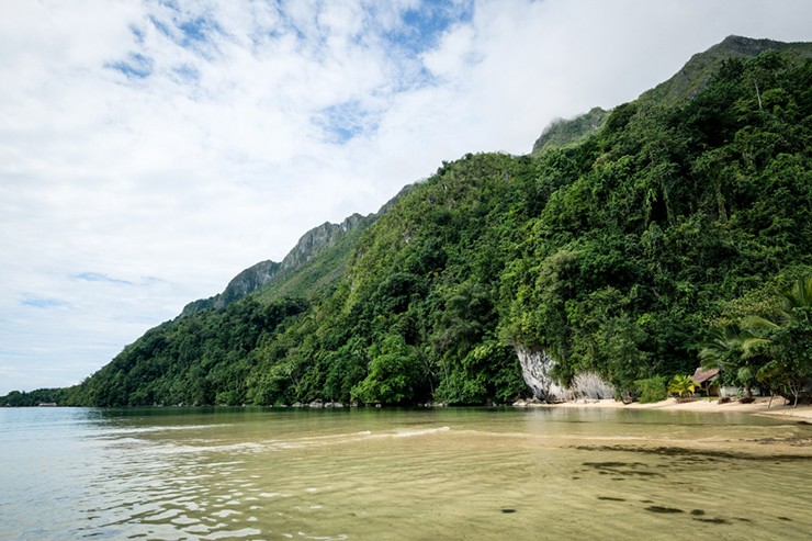 Đảo Seram thực sự không dễ đến và vịnh Ora thậm chí còn biệt lập hơn, nhưng bạn sẽ được thưởng ngoạn phong cảnh tuyệt đẹp và cơ hội lặn với ống thở tuyệt vời mà không hề đông đúc như ở những nơi nổi tiếng khác.
