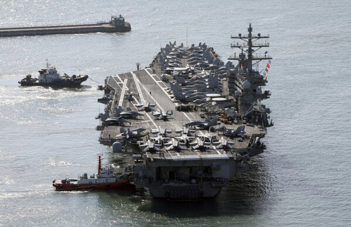 Ngày 12-10, tàu sân bay chạy bằng năng lượng hạt nhân USS Ronald Reagan của Mỹ cập cảng Busan. Ảnh: AP