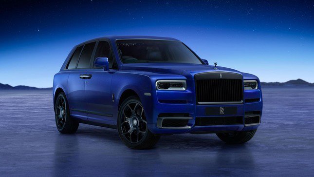 Rolls-Royce Cullinan có giá khởi điểm 355.000 USD.