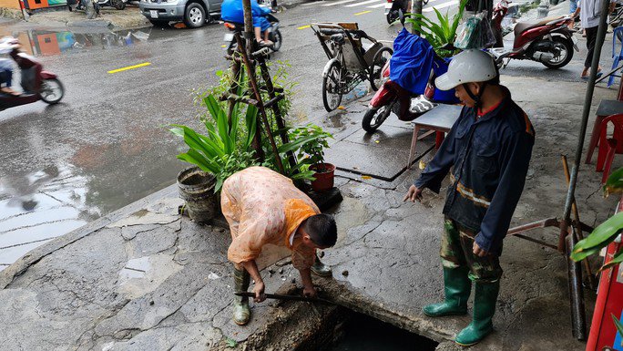 Nhiều nơi tại Đà Nẵng vừa thông cống xong…vẫn ngập nặng - 2