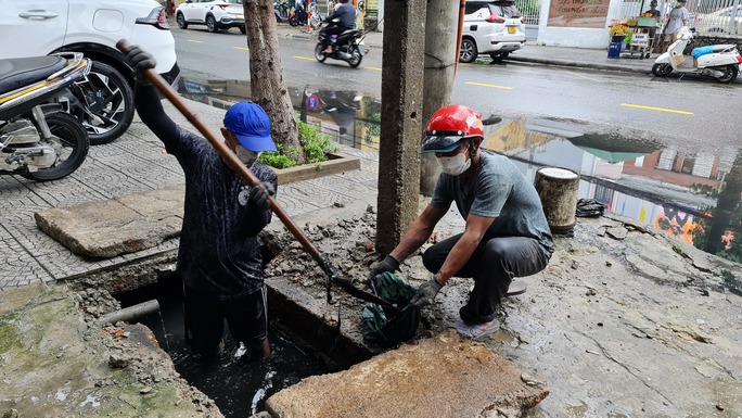 Nhiều nơi tại Đà Nẵng vừa thông cống xong…vẫn ngập nặng - 1