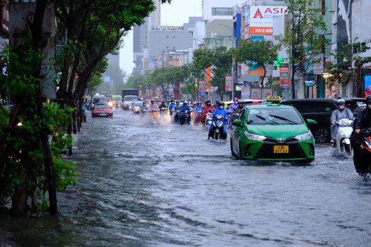 Đèo Hải Vân sạt lở do mưa lớn,người dân Đà Nẵng lo lụt lịch sử lặp lại - 4