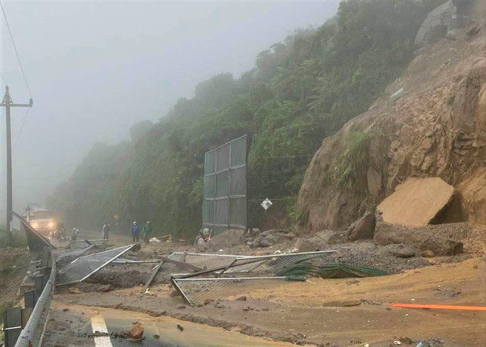 Đèo Hải Vân sạt lở do mưa lớn,người dân Đà Nẵng lo lụt lịch sử lặp lại - 1