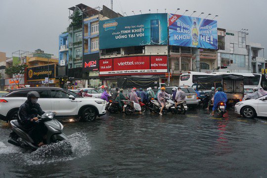 Đèo Hải Vân sạt lở do mưa lớn,người dân Đà Nẵng lo lụt lịch sử lặp lại - 8