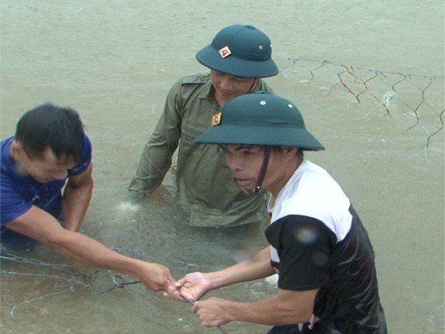 Hơn 5 giờ vật lộn trong mưa lũ để giúp dân hộ đê, bảo vệ hàng trăm ha hồ nuôi thủy sản - 4